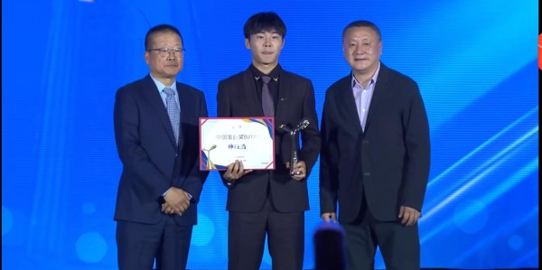 乐鱼体育app下载-中国职业足球纪录，蓉城小将帅惟浩荣膺中国金童奖！姐姐透露：为领奖专门购置西装