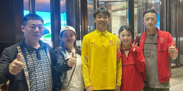 乐鱼体育app下载-中国职业足球纪录，蓉城小将帅惟浩荣膺中国金童奖！姐姐透露：为领奖专门购置西装