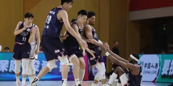 乐鱼体育登录入口-悬崖边！广东CBA季后赛首战折戟，徐杰救主难挽狂澜？