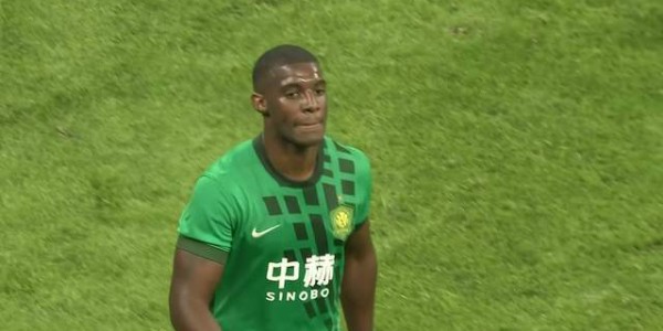乐鱼体育-又吃了判罚的亏？韦世豪飞铲只拿黄牌 国安奔降级区 连客没退路了