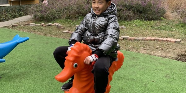 乐鱼体育app下载-中国职业足球纪录，蓉城小将帅惟浩荣膺中国金童奖！姐姐透露：为领奖专门购置西装