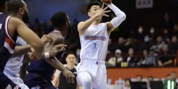 乐鱼体育登录入口-悬崖边！广东CBA季后赛首战折戟，徐杰救主难挽狂澜？